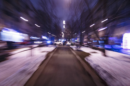 夜街道在照相机透镜的模糊的作用
