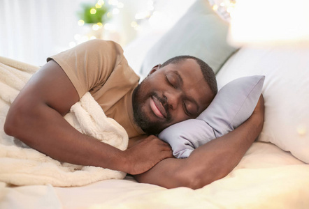 非洲裔美国人睡在床上