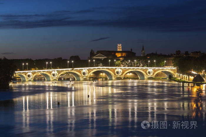 新桥和圣 Sernin 大教堂在图卢兹