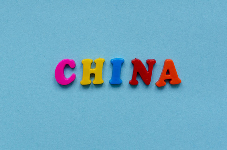 蓝色纸上彩色塑料磁性字母 中国 字样