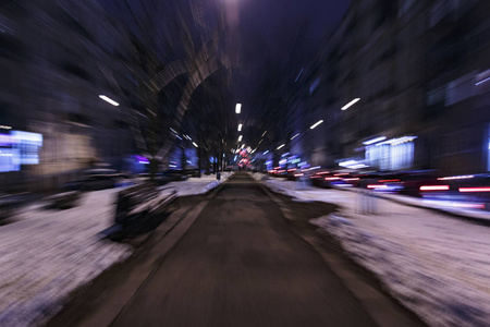 夜街道在照相机的模糊的作用