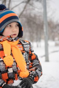 冬天的颜色鲜艳的衣服的孩子男孩肖像
