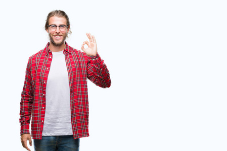 年轻英俊的男子与长发戴眼镜在孤立的背景微笑积极做 ok 标志与手和手指。成功表达式
