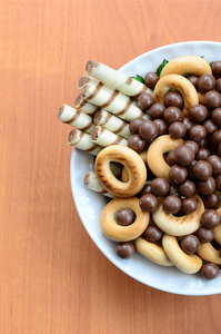 脆小管, 巧克力融化球和百吉饼躺在一张木桌上的白色盘子里。混合各种糖果