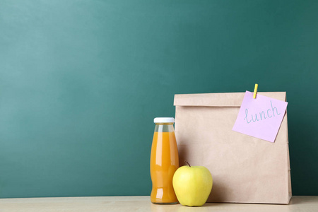 学校午餐在纸袋子在黑板背景图片