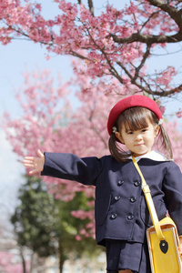 穿幼儿园制服的日本女孩3岁