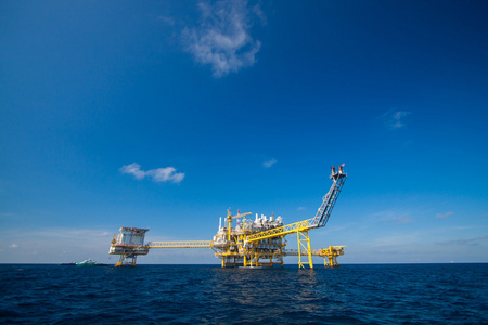 石油和天然气在海湾或大海，海上石油平台和钻机施工平台