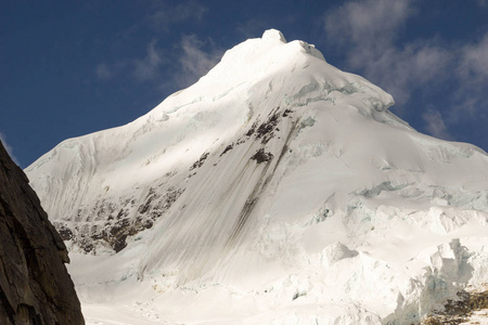 秘鲁安第斯山脉山脉海岸的 Nevado Tocllaraju 的北面