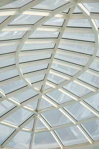 透明的玻璃天花板，现代建筑内部