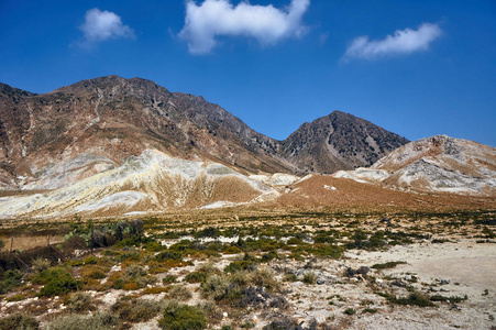 岩石的高山之巅上 Nisiros 岛希腊