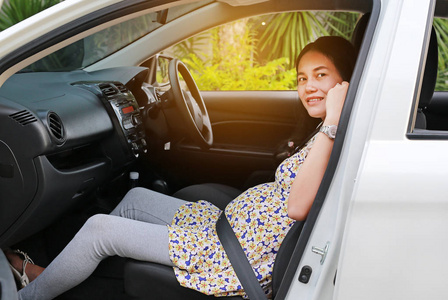 坐在车里带安全带的孕妇。运输安全概念