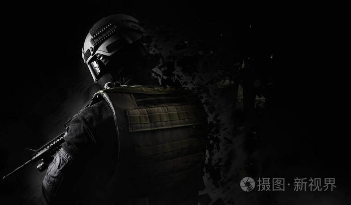 黑色和白色斯瓦特士兵后视图对黑色背景的溶解效果