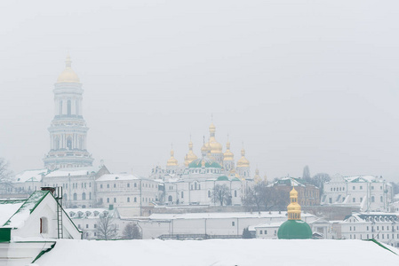 乌克兰基辅。在基辅佩乔尔斯克修道院一个下雪雾的早晨
