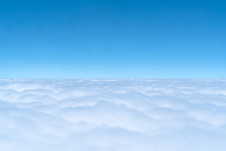 蓝色天际和 cloudscape, 飞机窗口的看法