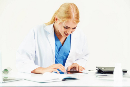 医院或医疗保健机构的女医生在办公桌上做医疗报告