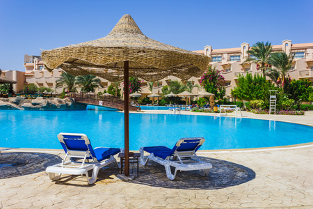 游泳池 海滩遮阳伞和在埃及红海