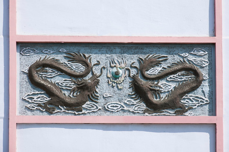 内蒙古呼伦贝尔市额尔古纳金矿镇墙上雕刻的龙