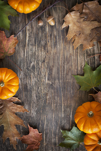 秋天的落叶和南瓜上的木制的背景