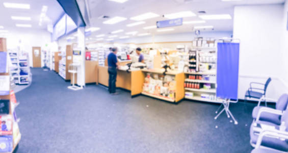 全景视图模糊的客户在药房商店, 弥散药店皮卡区在美国