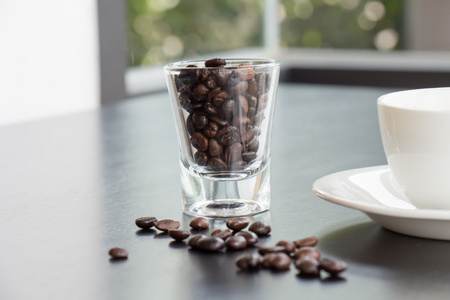 玻璃完整的咖啡豆