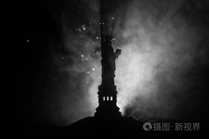 自由女神像在五颜六色的雾天背景.装饰图像