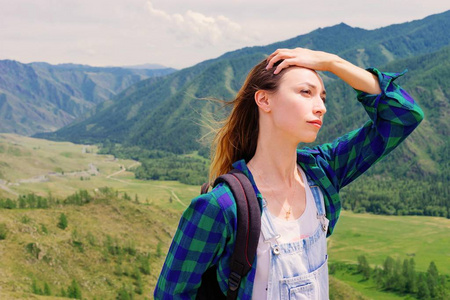 山上的旅游女孩。女孩呼吸着高山的空气, 享受着大自然