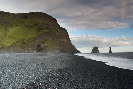 著名 Reynisdrangar 岩层在黑色的 Reynisfjara 海滩。海岸的附近 Vik，冰岛南部的大西洋海洋