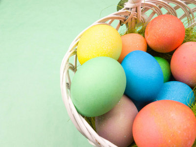 彩色复活节彩蛋篮子在柔和的背景。特写