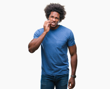 非裔美国人在孤立的背景下触摸口与手与痛苦的表达, 因为牙痛或牙科疾病的牙齿。牙医概念