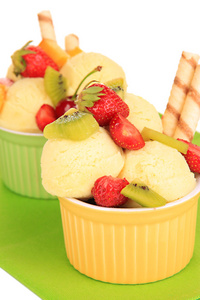 美味冰淇淋的水果和浆果在碗中的关闭