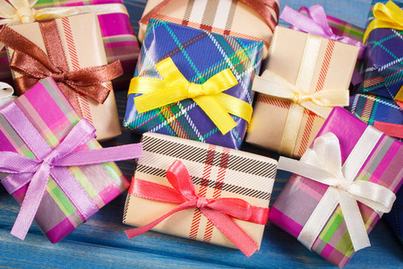圣诞情人节生日或其他庆典用丝带包裹五颜六色的礼物