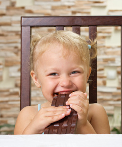 小小女孩微笑着用巧克力