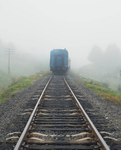 在铁路上的雾和薄雾