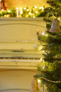 旧钢琴背景下的气泡圣诞树