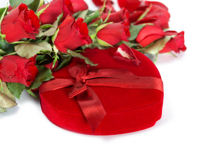 完美情人红玫瑰和礼物心盒