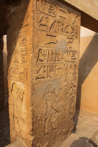 具有象形文字的塞尔金字塔附近的列。埃及