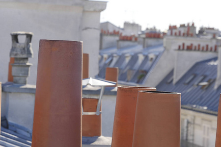 巴黎的屋顶和它的烟囱下云天空, 法国, 欧洲