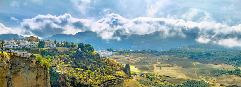 位于隆达塔霍绿荫峡谷的老城区和山谷景观尽收眼底。西班牙安达卢西亚