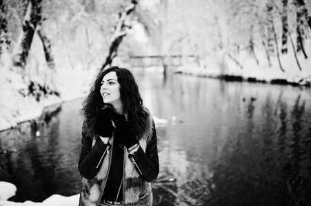 优雅卷曲的女孩在毛皮大衣在雪森林公园 agasinst 法郎