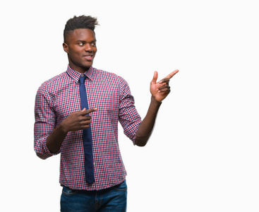 年轻的非洲裔美国人的商业男子在孤立的背景微笑着, 看着相机指着两个手和手指的侧面