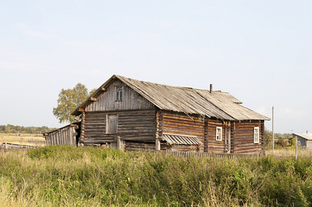 在村中的老木房子