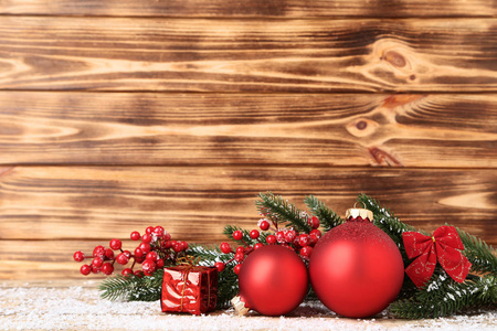 圣诞节装饰与冷杉树分支在棕色背景