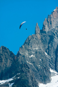 在阿尔卑斯山悬崖滑翔伞图片