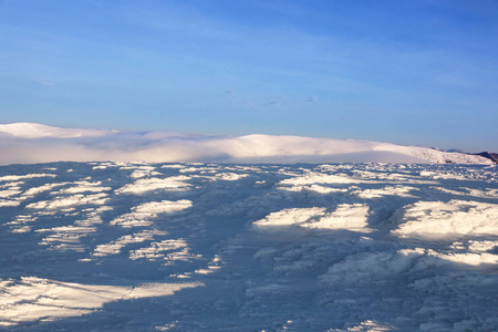 冬日美丽的雪山山峰图片