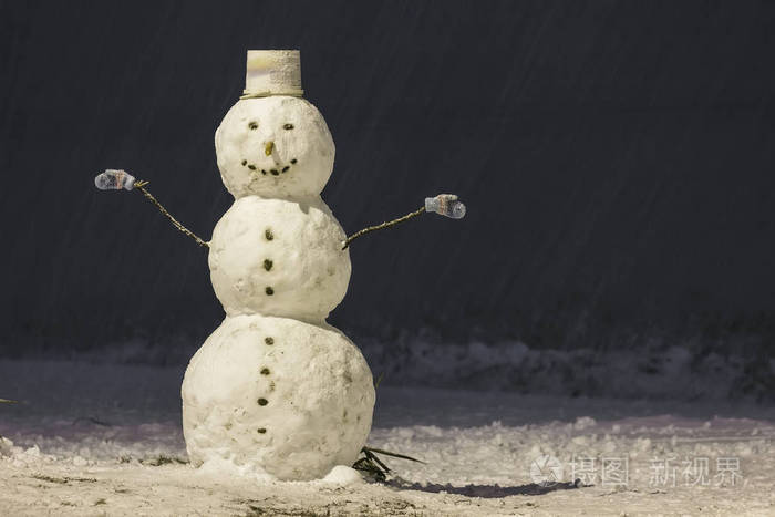 冬天寒冷的夜晚 在户外的公园里 高高的雪人.