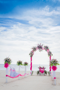 婚礼拱门装饰着花朵上热带沙滩，outd