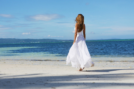 年轻漂亮的女人，在婚纱上热带海滩和扫管笏