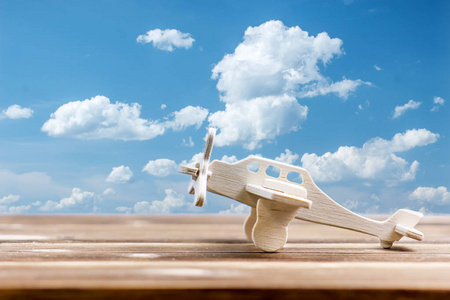 木制玩具飞机对着蓝天。梦想的天堂。复制空间