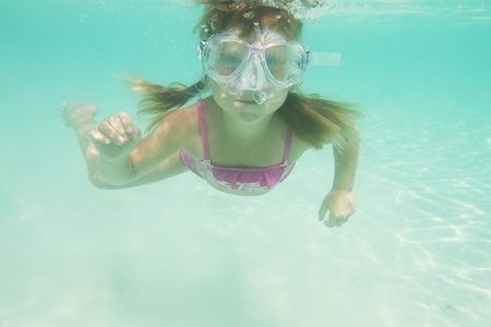 水下的年轻女孩，浮潜掩码中的肖像