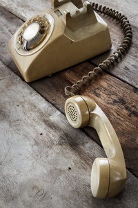在旧的木桌上的老式电话